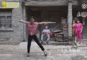 太强悍~农村大妈玩双截棍超级炫酷