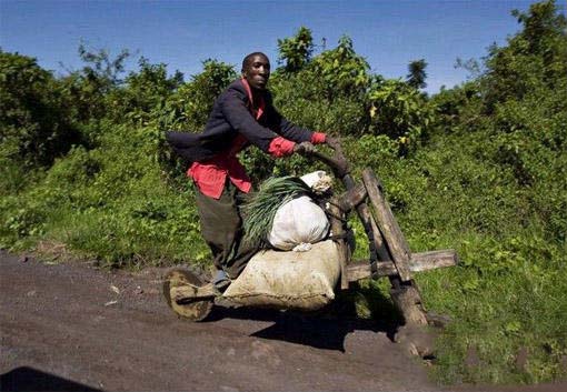 非洲黑人DIY的山寨摩托车-ZOL笑话频道